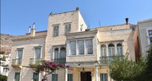 Η εξωτερική όψη του διώροφου νεοκλασικού Αρχοντικού Βουβάλη στην Κάλυμνο, πριν από την αποκατάστασή του.