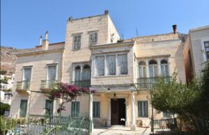 Η εξωτερική όψη του διώροφου νεοκλασικού Αρχοντικού Βουβάλη στην Κάλυμνο, πριν από την αποκατάστασή του.