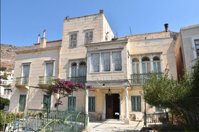 Η εξωτερική όψη του διώροφου νεοκλασικού Αρχοντικού Βουβάλη στην Κάλυμνο, πριν από την αποκατάστασή του.
