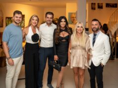 Προσκεκλημένοι στα εγκαίνια της ατομικής έκθεσης της Ιωάννας Ευθυμίου στο Myconian Villa Collection στη Μύκονο.
