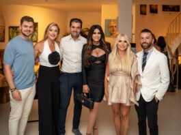 Προσκεκλημένοι στα εγκαίνια της ατομικής έκθεσης της Ιωάννας Ευθυμίου στο Myconian Villa Collection στη Μύκονο.
