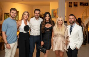Προσκεκλημένοι στα εγκαίνια της ατομικής έκθεσης της Ιωάννας Ευθυμίου στο Myconian Villa Collection στη Μύκονο.