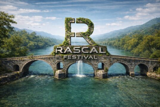 Εικαστικό του Rascal Festival με το λογότυπο πάνω σε πέτρινο γεφύρι και ποτάμι στην Άρτα