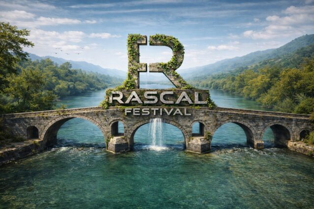 Εικαστικό του Rascal Festival με το λογότυπο πάνω σε πέτρινο γεφύρι και ποτάμι στην Άρτα