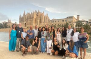 Green SCAP: Το Film Office Κεντρικής Μακεδονίας στη Μαγιόρκα Συμμετέχοντες στο 3ο εργαστήριο του Green SCAP ποζάρουν μπροστά από τον Καθεδρικό Ναό της Παλμα ντε Μαγιόρκα