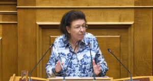Η Υπουργός Πολιτισμού Λίνα Μενδώνη μιλά από το βήμα της Ολομέλειας της Βουλής