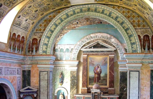 Το μαρμάρινο αλτάριο και ο ζωγραφικός διάκοσμος στο εσωτερικό του Ναού Αγίου Ιωσήφ στα Λουτρά της Τήνου.