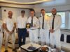 Το πλήρωμα πολυτελούς yacht κρουαζιέρας παραλαμβάνει αναμνηστική πλακέτα κατά την πρώτη άφιξη του σκάφους στον λιμένα Γαΐου Παξών.