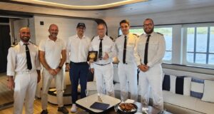 Το πλήρωμα πολυτελούς yacht κρουαζιέρας παραλαμβάνει αναμνηστική πλακέτα κατά την πρώτη άφιξη του σκάφους στον λιμένα Γαΐου Παξών.