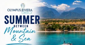 Αφίσα της καμπάνιας Summer Between Mountain and Sea του Olympus Riviera Greece με ζευγάρι σε παραλία και θέα στον Όλυμπο