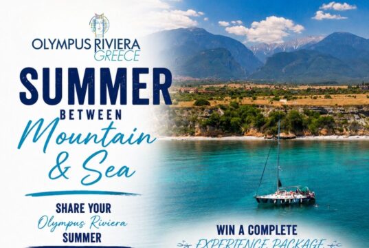 Πιερία: Διαγωνισμός Instagram “Summer Between Mountain & Sea” Αφίσα της καμπάνιας Summer Between Mountain and Sea του Olympus Riviera Greece με ζευγάρι σε παραλία και θέα στον Όλυμπο