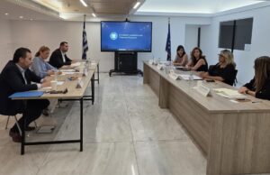 Υπουργείο Τουρισμού – ΣΕΤΕ για την τουριστική εκπαίδευση Στελέχη του Υπουργείου Τουρισμού και του ΣΕΤΕ σε συνάντηση εργασίας γύρω από τραπέζι, με την επωνυμία του Υπουργείου Τουρισμού σε οθόνη στο βάθος.