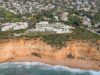 Εναέρια άποψη του ξενοδοχείου Wyndham Grand Carvoeiro Algarve πάνω σε βράχους με θέα στη θάλασσα, στο Algarve της Πορτογαλίας