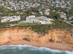 Εναέρια άποψη του ξενοδοχείου Wyndham Grand Carvoeiro Algarve πάνω σε βράχους με θέα στη θάλασσα, στο Algarve της Πορτογαλίας