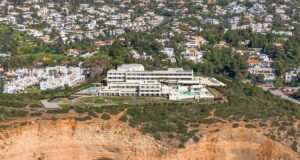 Εναέρια άποψη του ξενοδοχείου Wyndham Grand Carvoeiro Algarve πάνω σε βράχους με θέα στη θάλασσα, στο Algarve της Πορτογαλίας