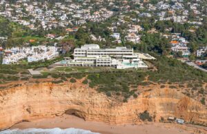 Εναέρια άποψη του ξενοδοχείου Wyndham Grand Carvoeiro Algarve πάνω σε βράχους με θέα στη θάλασσα, στο Algarve της Πορτογαλίας