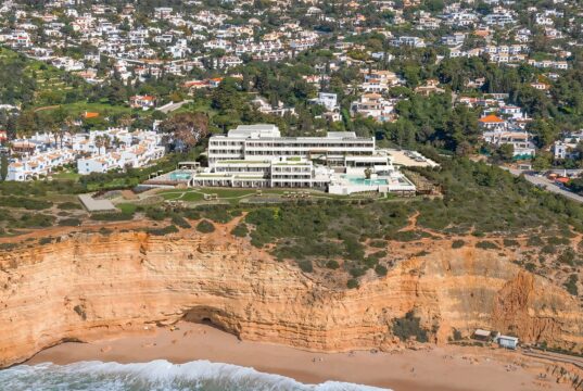 Εναέρια άποψη του ξενοδοχείου Wyndham Grand Carvoeiro Algarve πάνω σε βράχους με θέα στη θάλασσα, στο Algarve της Πορτογαλίας