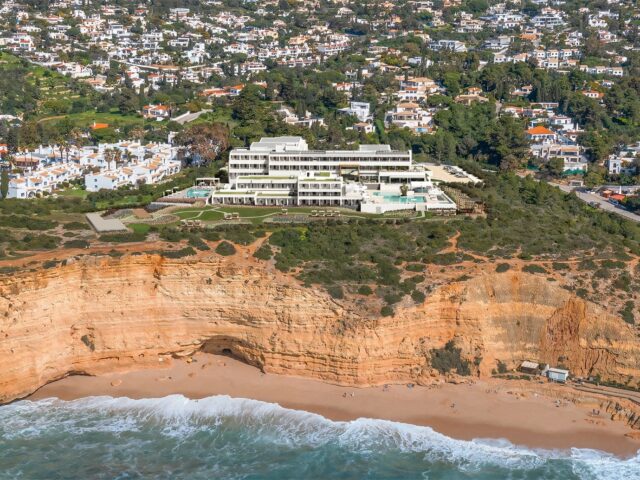 Wyndham Grand Carvoeiro Algarve, Πορτογαλία Εναέρια άποψη του ξενοδοχείου Wyndham Grand Carvoeiro Algarve πάνω σε βράχους με θέα στη θάλασσα, στο Algarve της Πορτογαλίας
