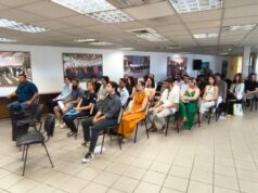 Το κοινό παρακολουθεί την τελετή ορκωμοσίας των νέων Ελεγκτών Εναέριας Κυκλοφορίας της ΥΠΑ.