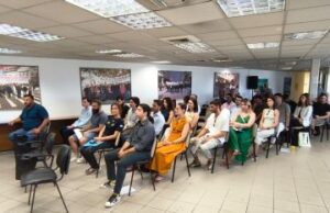 ΥΠΑ: Ορκίστηκαν 45 νέοι Ελεγκτές Εναέριας Κυκλοφορίας Το κοινό παρακολουθεί την τελετή ορκωμοσίας των νέων Ελεγκτών Εναέριας Κυκλοφορίας της ΥΠΑ.