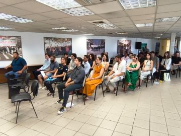 Τελετή ορκωμοσίας νέων Ελεγκτών Εναέριας Κυκλοφορίας της ΥΠΑ Το κοινό παρακολουθεί την τελετή ορκωμοσίας των νέων Ελεγκτών Εναέριας Κυκλοφορίας της ΥΠΑ.