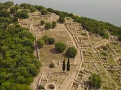 Σχέδιο προστασίας και ανάδειξης για τον Ραμνούντα Αεροφωτογραφία του φρουρίου και του οικισμού του αρχαιολογικού χώρου Ραμνούντος στο Γραμματικό Αττικής.