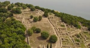 Αεροφωτογραφία του φρουρίου και του οικισμού του αρχαιολογικού χώρου Ραμνούντος στο Γραμματικό Αττικής.