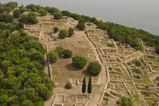 Αεροφωτογραφία του φρουρίου και του οικισμού του αρχαιολογικού χώρου Ραμνούντος στο Γραμματικό Αττικής.
