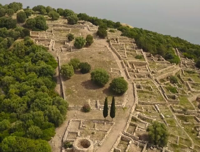 Αεροφωτογραφία του αρχαιολογικού χώρου του Ραμνούντος Αεροφωτογραφία του φρουρίου και του οικισμού του αρχαιολογικού χώρου Ραμνούντος στο Γραμματικό Αττικής.