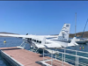 Υδροπλάνο τύπου Cessna Caravan της Hellenic Seaplanes δεμένο σε πλωτή αποβάθρα.