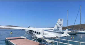 Υδροπλάνο τύπου Cessna Caravan της Hellenic Seaplanes δεμένο σε πλωτή αποβάθρα.