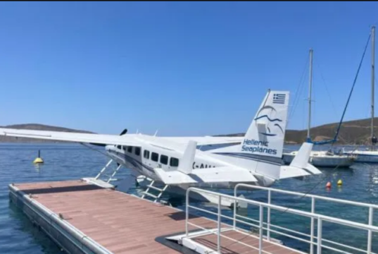 Υδροπλάνο τύπου Cessna Caravan της Hellenic Seaplanes δεμένο σε πλωτή αποβάθρα.