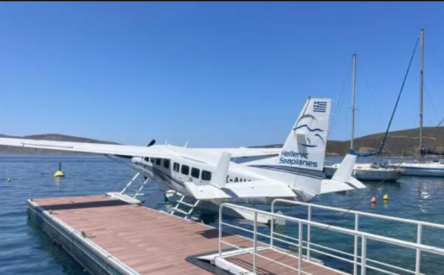 Υδροπλάνο της Hellenic Seaplanes σε πλωτή αποβάθρα στη Σκύρο Υδροπλάνο τύπου Cessna Caravan της Hellenic Seaplanes δεμένο σε πλωτή αποβάθρα.