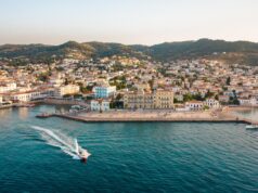 Το Poseidonion Grand Hotel συνεργάζεται με τη Skoufa Gallery Αεροφωτογραφία του λιμανιού των Σπετσών με το κτίριο του Poseidonion Grand Hotel στην προκυμαία.