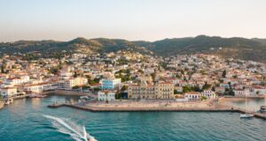 Αεροφωτογραφία του λιμανιού των Σπετσών με το κτίριο του Poseidonion Grand Hotel στην προκυμαία.