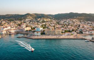 Το Poseidonion Grand Hotel συνεργάζεται με τη Skoufa Gallery Αεροφωτογραφία του λιμανιού των Σπετσών με το κτίριο του Poseidonion Grand Hotel στην προκυμαία.