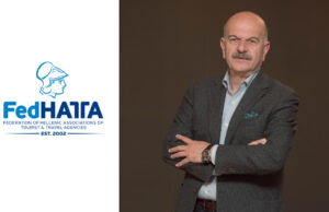 FedHATTA: μηδενική ανοχή στην παράνομη τουριστική δραστηριότητα Ο πρόεδρος της FedHATTA, Λύσανδρος Τσιλίδης, με σταυρωμένα χέρια, δίπλα στο λογότυπο της Ομοσπονδίας.