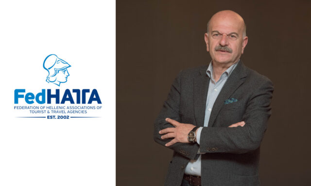 FedHATTA: Λύσανδρος Τσιλίδης, πρόεδρος της Ομοσπονδίας Ο πρόεδρος της FedHATTA, Λύσανδρος Τσιλίδης, με σταυρωμένα χέρια, δίπλα στο λογότυπο της Ομοσπονδίας.