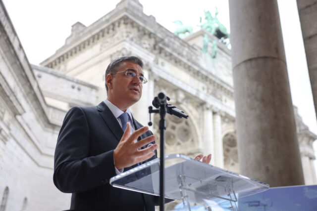 Ομιλητής στα Connecting Europe Days 2026 στις Βρυξέλλες Ομιλητής στο βήμα, με το μικρόφωνο μπροστά του, σε εξωτερικό χώρο στις Βρυξέλλες κατά τη διάρκεια των Connecting Europe Days 2026.