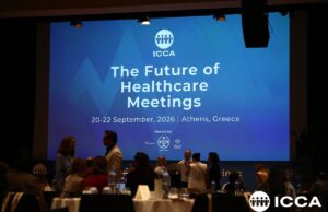 Η οθόνη της αίθουσας με τον τίτλο The Future of Healthcare Meetings, 20-22 Σεπτεμβρίου 2026, Αθήνα, στο συνέδριο της ICCA.