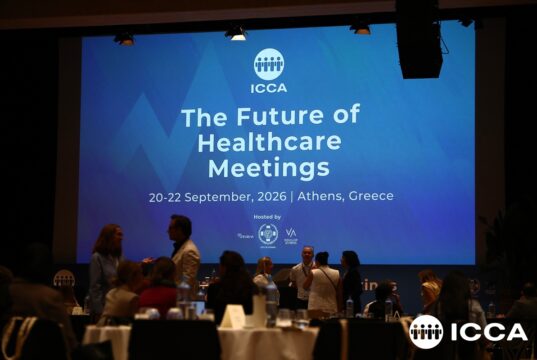 Η οθόνη της αίθουσας με τον τίτλο The Future of Healthcare Meetings, 20-22 Σεπτεμβρίου 2026, Αθήνα, στο συνέδριο της ICCA.