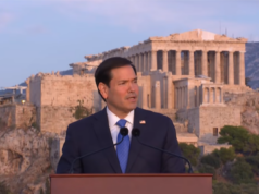 Ο Αμερικανός υπουργός Εξωτερικών Μάρκο Ρούμπιο μιλά από την Πνύκα με τον Παρθενώνα στο βάθος.