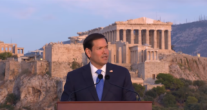 Ο Αμερικανός υπουργός Εξωτερικών Μάρκο Ρούμπιο μιλά από την Πνύκα με τον Παρθενώνα στο βάθος.