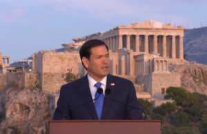 Ο Αμερικανός υπουργός Εξωτερικών Μάρκο Ρούμπιο μιλά από την Πνύκα με τον Παρθενώνα στο βάθος.