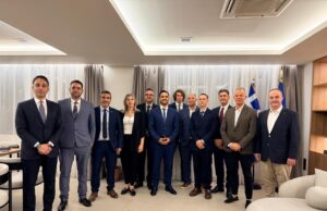 ΠΟΞ: Συγκροτήθηκε σε Σώμα το νέο Δ.Σ. με πρόεδρο τον Γιάννη Χατζή Ομαδική φωτογραφία των μελών του νέου Διοικητικού Συμβουλίου της Πανελλήνιας Ομοσπονδίας Ξενοδόχων σε αίθουσα, δίπλα στην ελληνική σημαία.